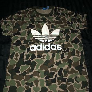 Men’s adidas t shit SIZE (LARGE )